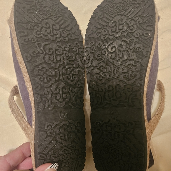 Slip on canvas embroidered shoes size 40 (8.5) - Picture 2 of 4
